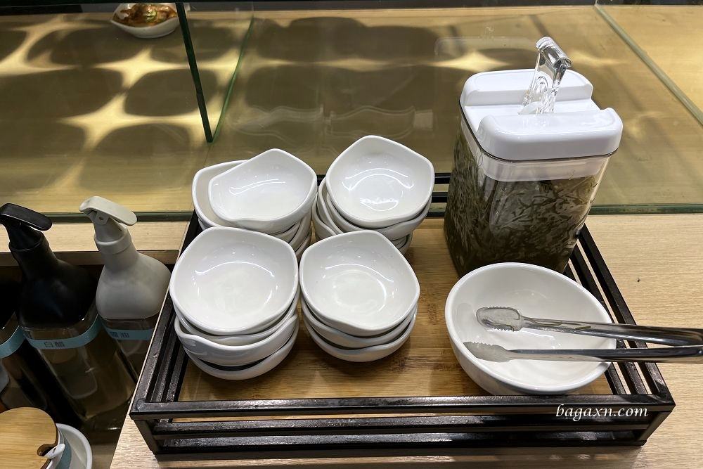 台中南屯│墨竹亭燃麵本家。燃麵香麻順口帶勁，口水雞嫩口美味