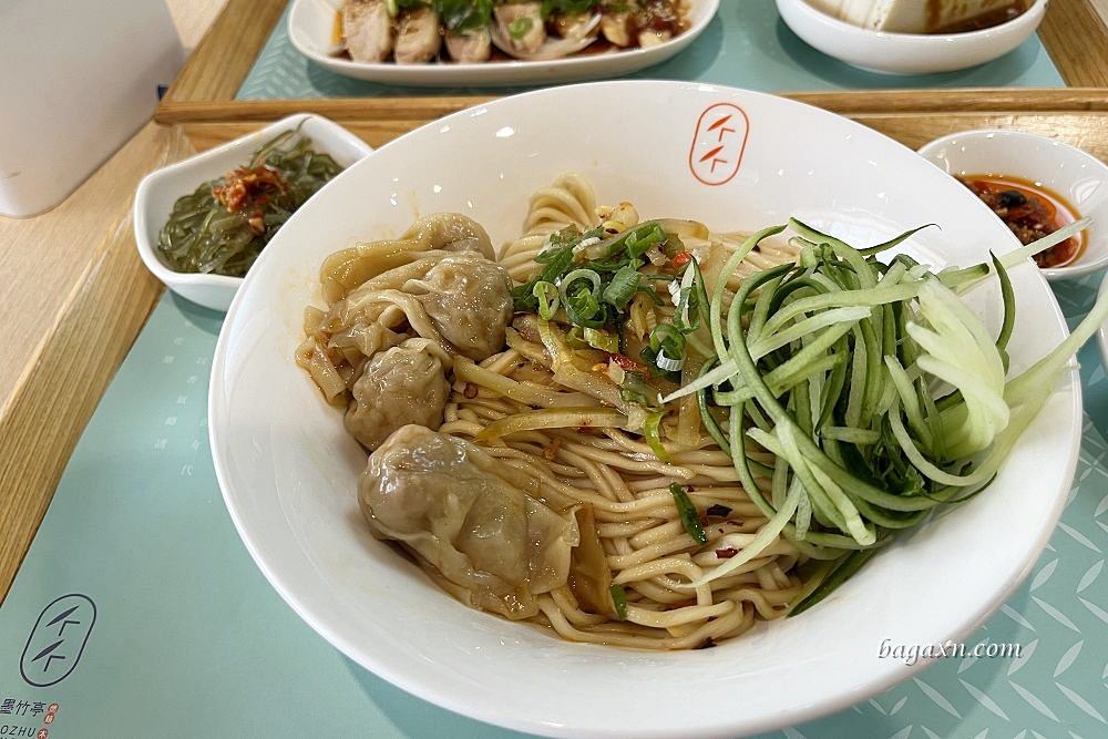 台中南屯│墨竹亭燃麵本家。燃麵香麻順口帶勁，口水雞嫩口美味