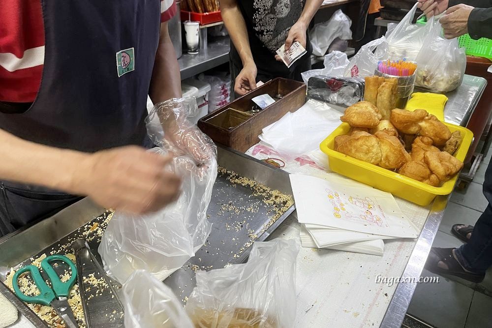 台中粉漿蛋餅│大雅有春早點。蛋餅有點油但超好吃！水煎包也推薦記得要加辣