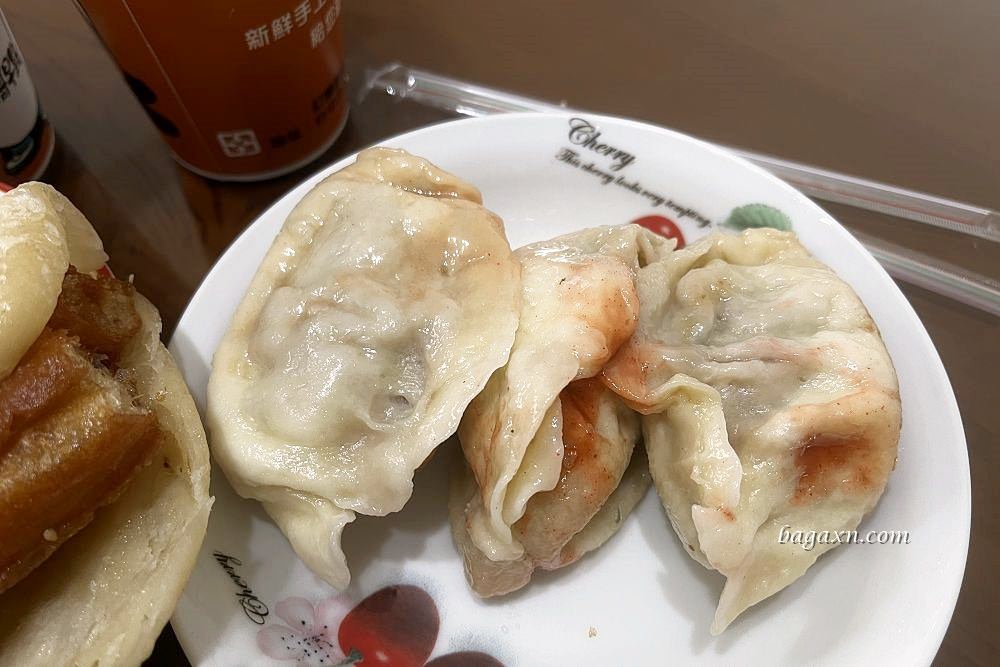 大雅早餐│梁兄哥早點。大雅中式早點推薦~手工蛋餅香酥脆，大鍋貼一顆就超飽