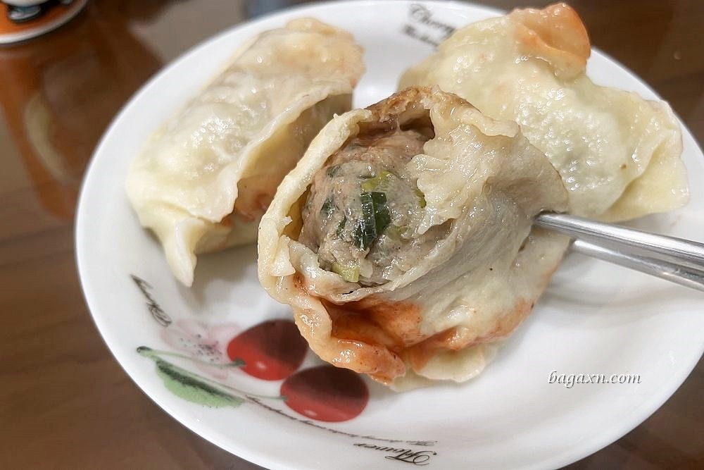 大雅早餐│梁兄哥早點。大雅中式早點推薦~手工蛋餅香酥脆，大鍋貼一顆就超飽