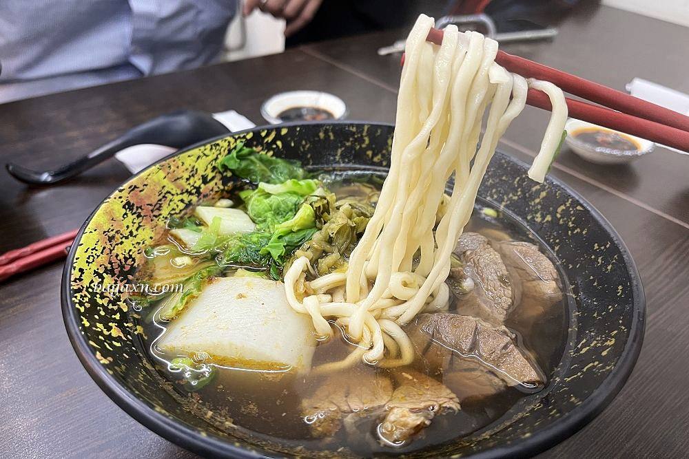 台中南屯│曲媽媽牛肉麵水餃-大墩店。九層塔水餃美味口味特別