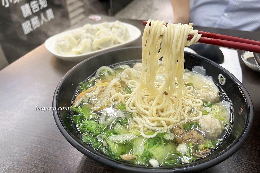 台中南屯│曲媽媽牛肉麵水餃-大墩店。九層塔水餃美味口味特別