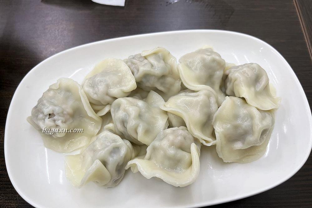 台中南屯│曲媽媽牛肉麵水餃-大墩店。九層塔水餃美味口味特別