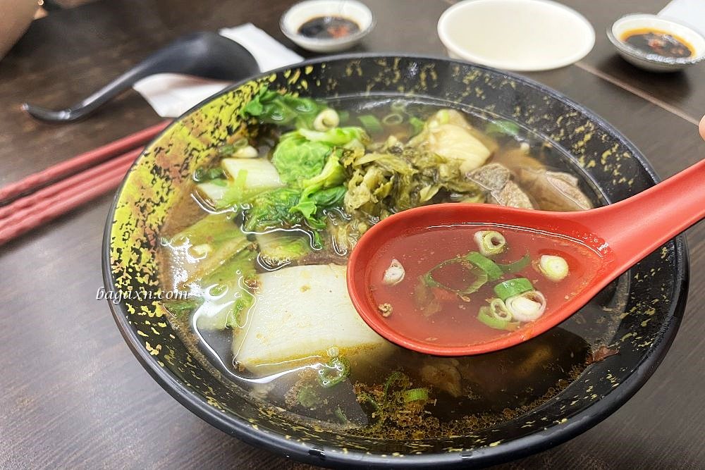 台中南屯│曲媽媽牛肉麵水餃-大墩店。九層塔水餃美味口味特別