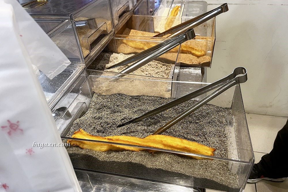 逢甲美食│法國Anais吉拿棒逢甲總店。現炸超好吃，口味選擇多，肉桂口味最高！