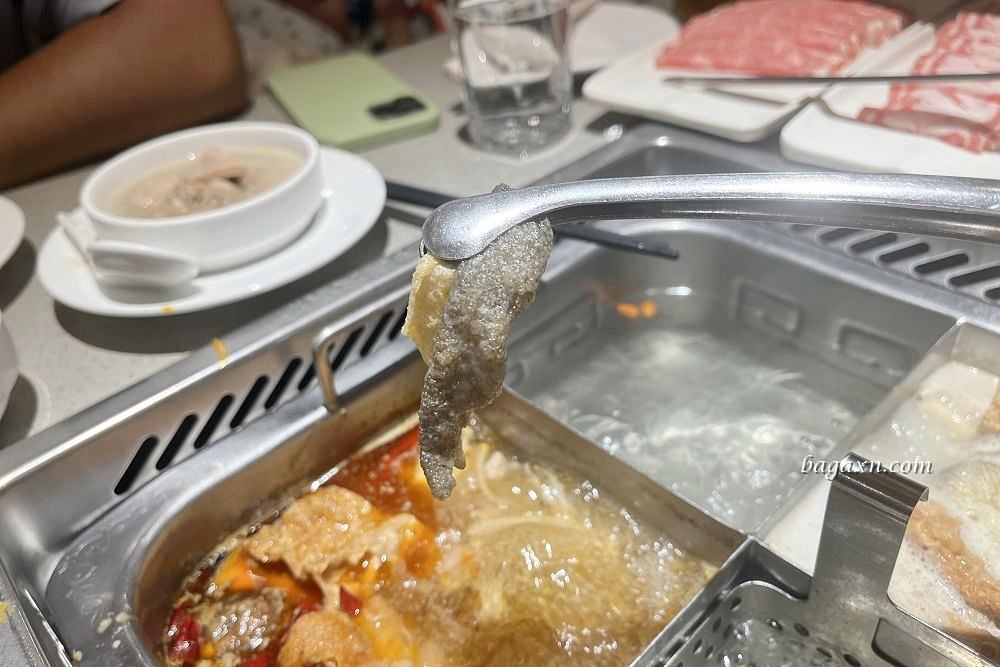 台中西屯│海底撈台中大遠百店。服務不錯撈麵甩麵表演炒熱氣氛