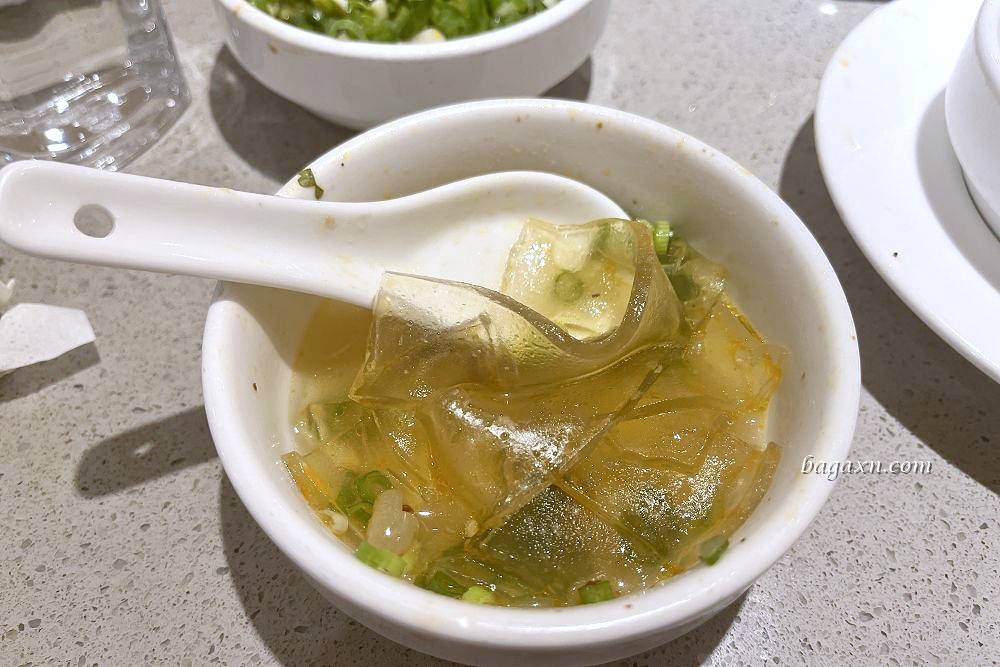 台中西屯│海底撈台中大遠百店。服務不錯撈麵甩麵表演炒熱氣氛