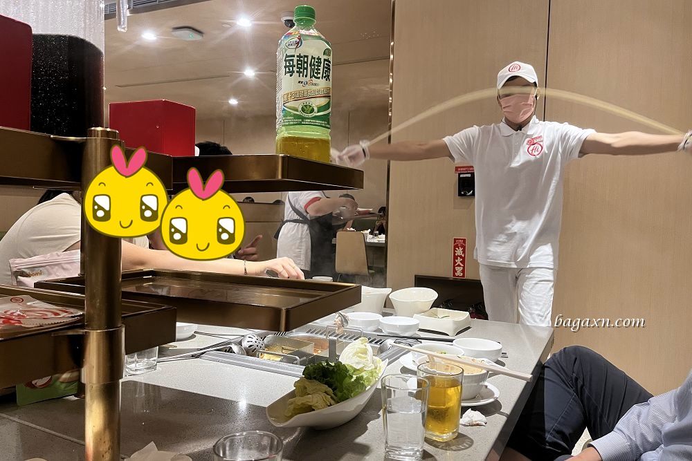 台中西屯│海底撈台中大遠百店。服務不錯撈麵甩麵表演炒熱氣氛