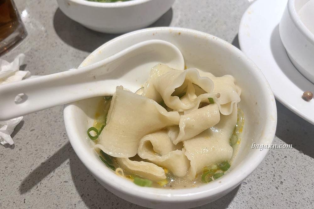 台中西屯│海底撈台中大遠百店。服務不錯撈麵甩麵表演炒熱氣氛
