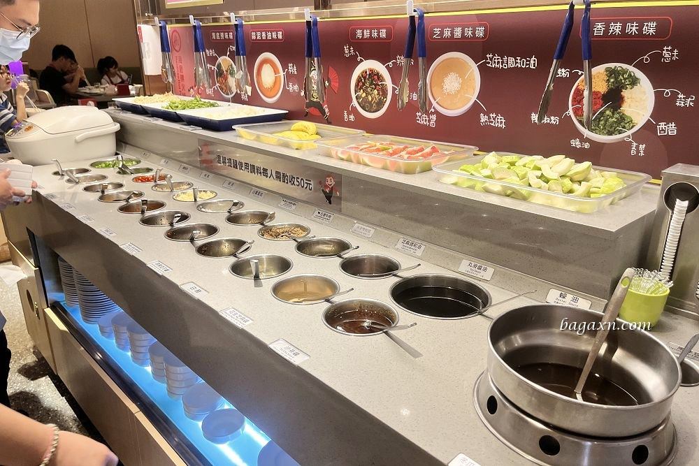 台中西屯│海底撈台中大遠百店。服務不錯撈麵甩麵表演炒熱氣氛