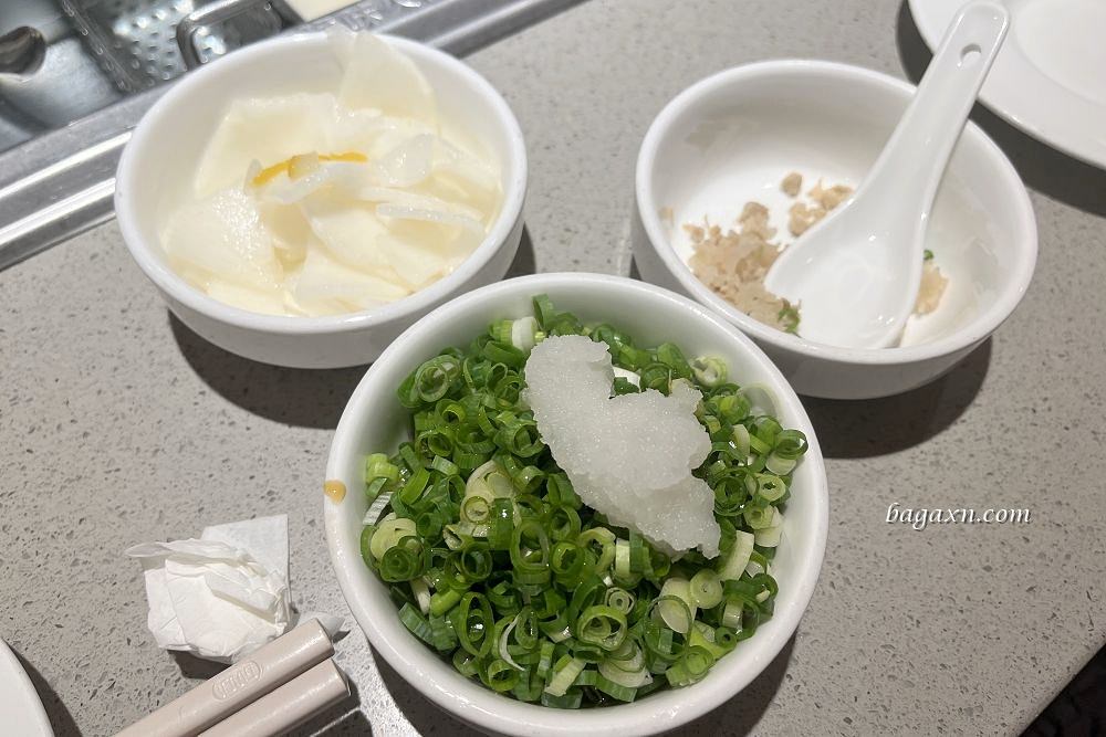 台中西屯│海底撈台中大遠百店。服務不錯撈麵甩麵表演炒熱氣氛