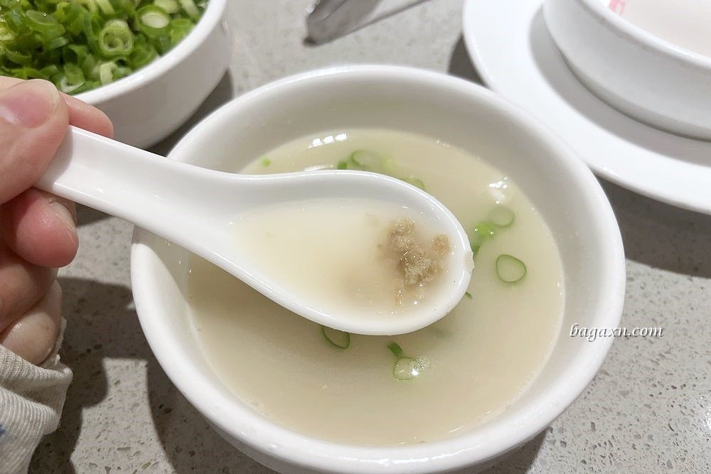 台中西屯│海底撈台中大遠百店。服務不錯撈麵甩麵表演炒熱氣氛