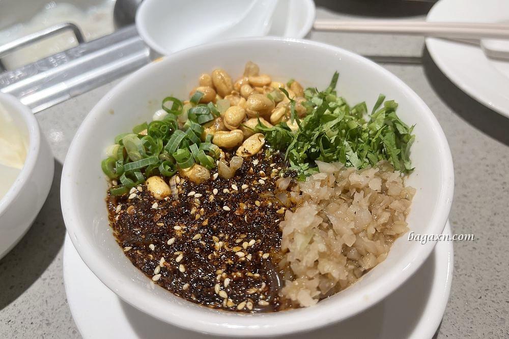 台中西屯│海底撈台中大遠百店。服務不錯撈麵甩麵表演炒熱氣氛