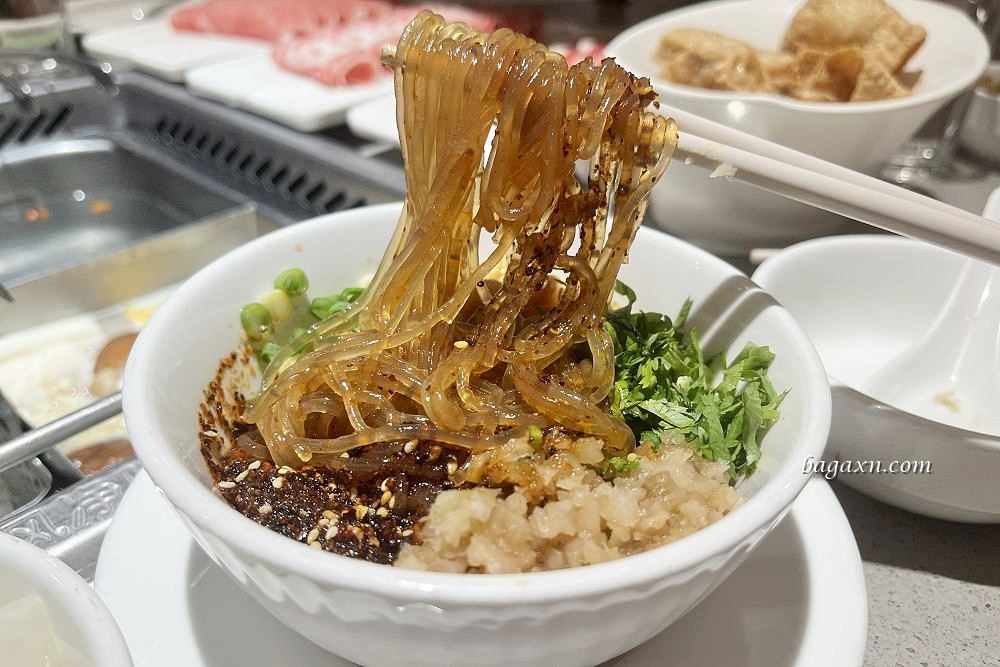 台中西屯│海底撈台中大遠百店。服務不錯撈麵甩麵表演炒熱氣氛