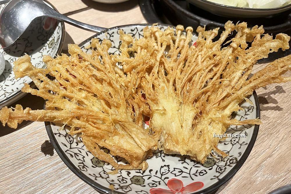 台中北屯│湯棧中清店。中式口味火鍋，剝皮辣椒雞湯頭讚，冷藏肉就是比較鮮美。