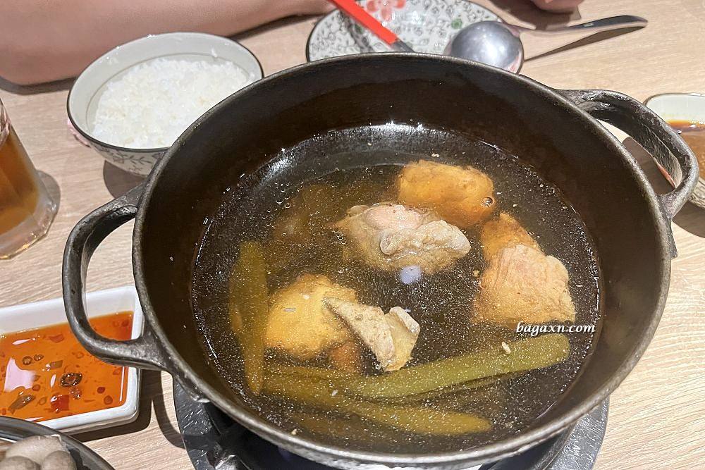 台中北屯│湯棧中清店。中式口味火鍋，剝皮辣椒雞湯頭讚，冷藏肉就是比較鮮美。