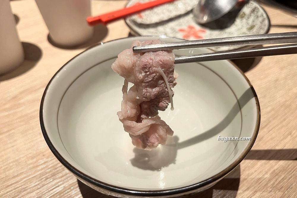 台中北屯│湯棧中清店。中式口味火鍋，剝皮辣椒雞湯頭讚，冷藏肉就是比較鮮美。