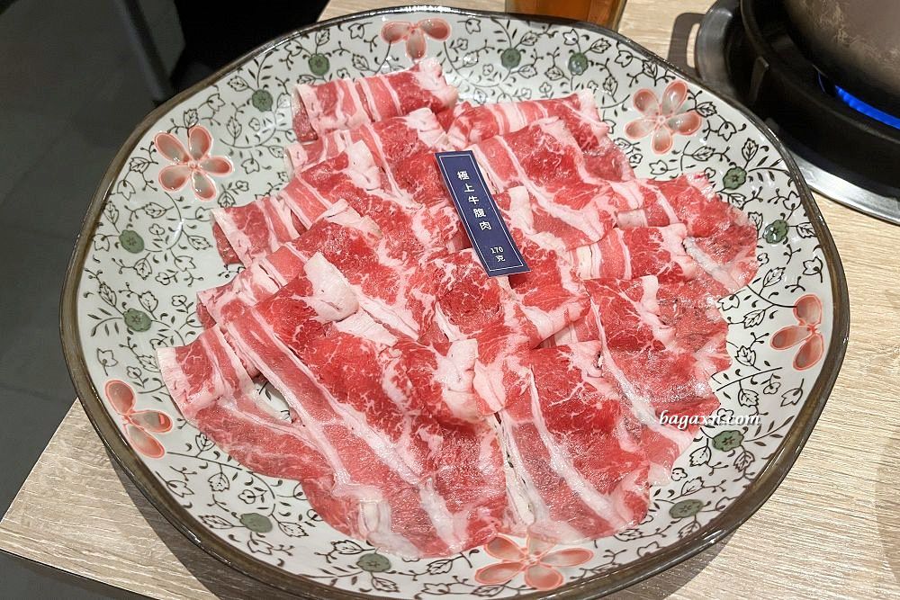 台中北屯│湯棧中清店。中式口味火鍋，剝皮辣椒雞湯頭讚，冷藏肉就是比較鮮美。