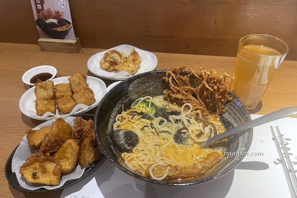 台中西屯│空也素麵食。很好吃的素食麵店,炸物挺出色的 - 第1張圖 台中西屯│空也素麵食。很好吃的素食麵店,炸物挺出色的