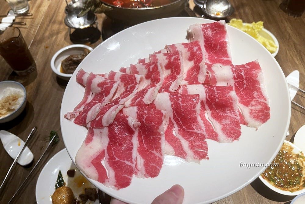 台中南屯│老常在麻辣鍋。鍋底豆腐是我吃過最好吃的