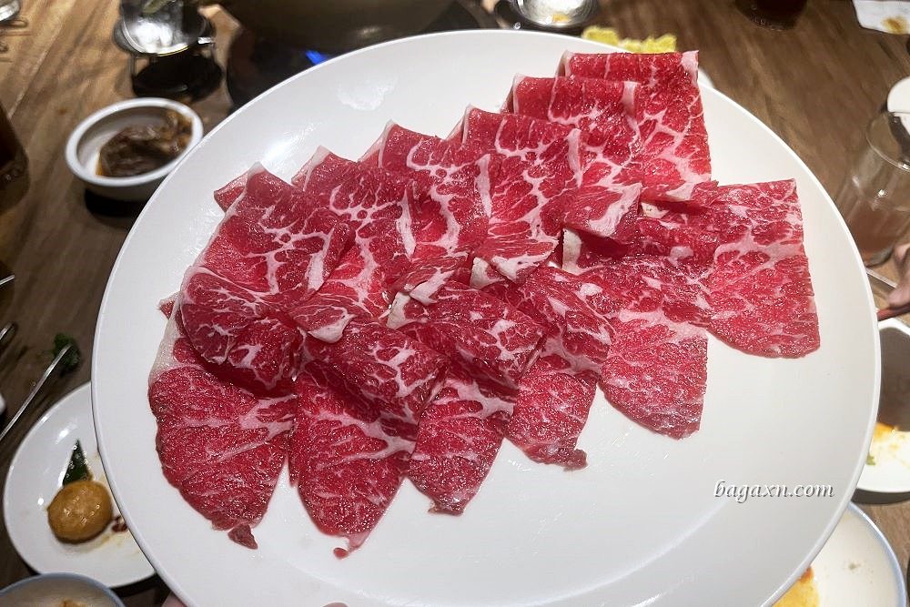 台中南屯│老常在麻辣鍋。鍋底豆腐是我吃過最好吃的