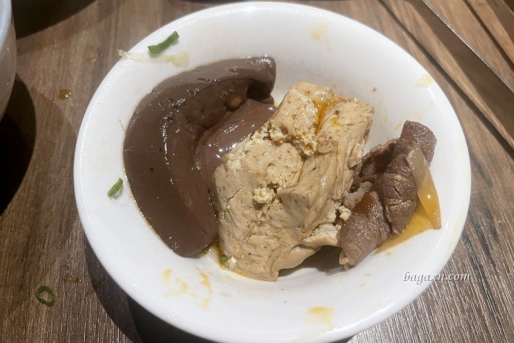 台中南屯│老常在麻辣鍋。鍋底豆腐是我吃過最好吃的