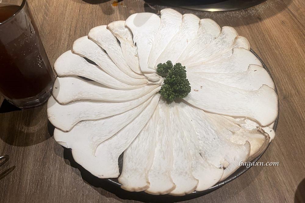 台中南屯│老常在麻辣鍋。鍋底豆腐是我吃過最好吃的