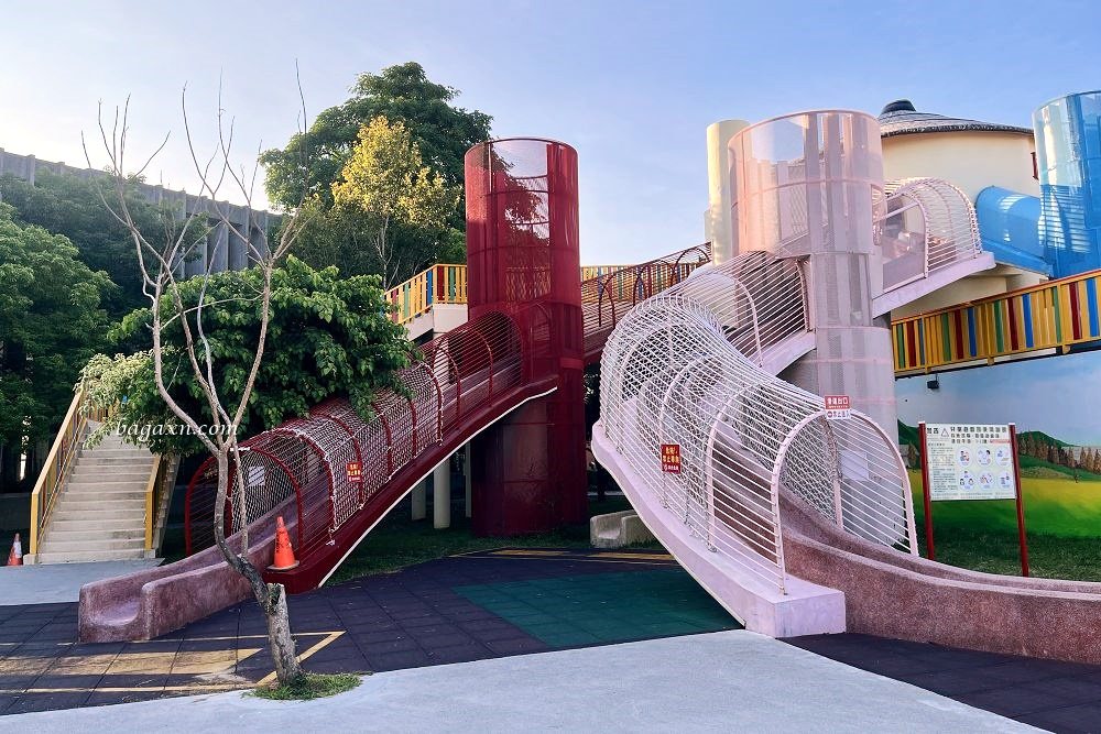 苗栗親子景點│苑裡灣麗親子公園。農舍煙囪滑梯，區域有點小但還OK