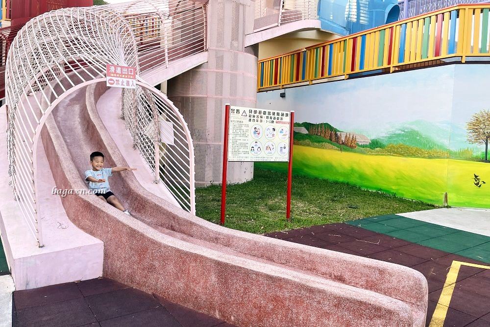 苗栗親子景點│苑裡灣麗親子公園。農舍煙囪滑梯，區域有點小但還OK