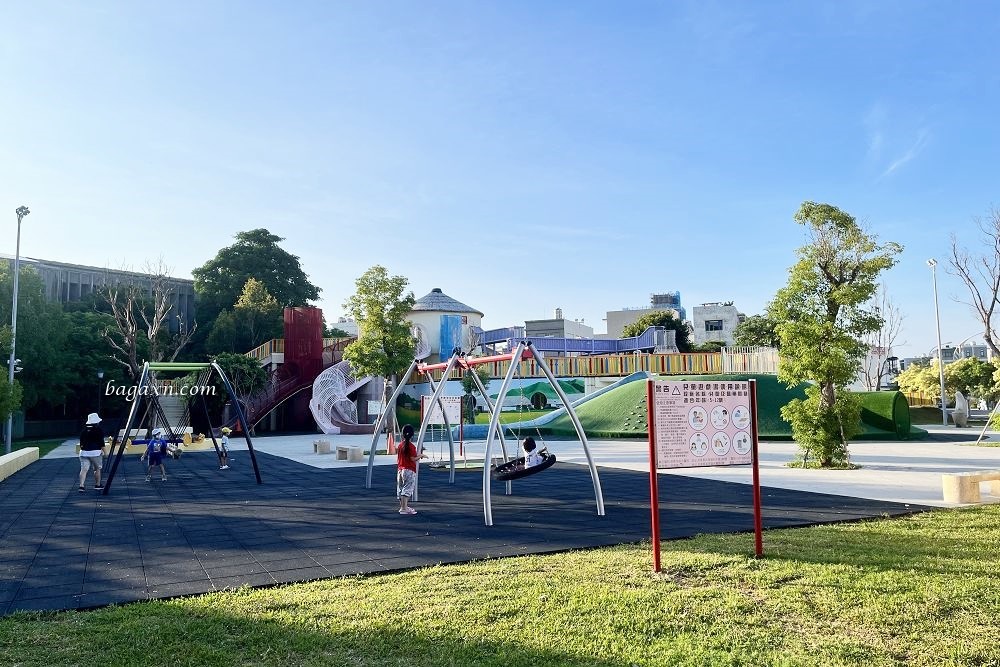 苗栗親子景點│苑裡灣麗親子公園。農舍煙囪滑梯，區域有點小但還OK