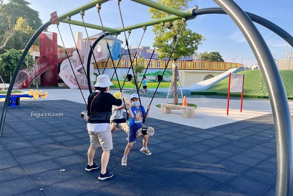 苗栗親子景點│苑裡灣麗親子公園。農舍煙囪滑梯，區域有點小但還OK