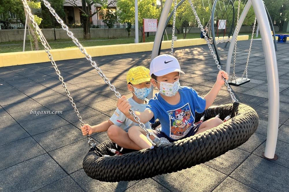 苗栗親子景點│苑裡灣麗親子公園。農舍煙囪滑梯，區域有點小但還OK