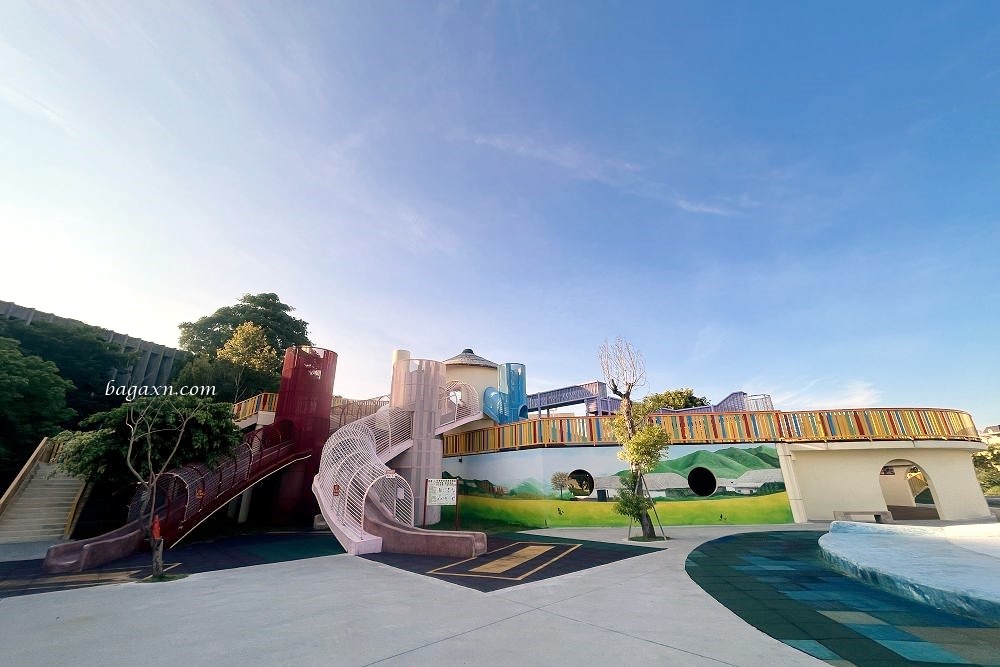 苗栗親子景點│苑裡灣麗親子公園。農舍煙囪滑梯，區域有點小但還OK