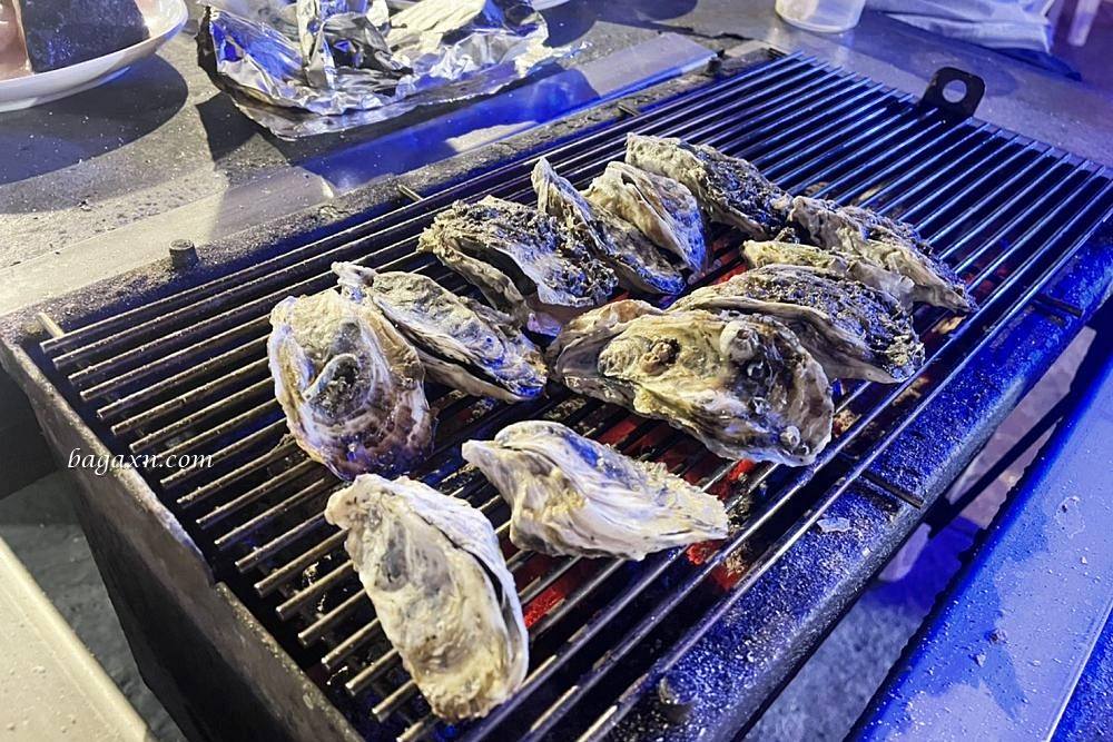台中沙鹿│蠔膽你來景觀碳烤。新鮮生蚵與多款食材吃到飽，露天碳烤邊吃邊賞大肚山夜景。