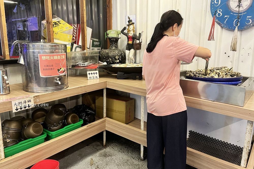 台中沙鹿│蠔膽你來景觀碳烤。新鮮生蚵與多款食材吃到飽，露天碳烤邊吃邊賞大肚山夜景。