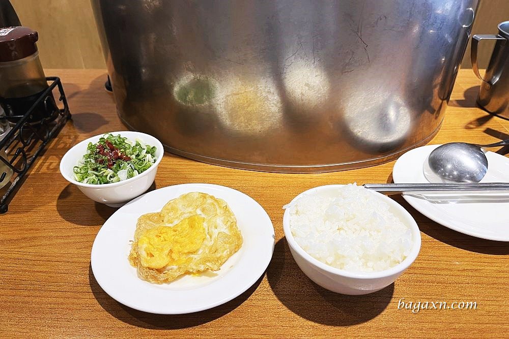 豐原火鍋│原石鍋。石頭火鍋桌邊炒肉香噴噴,煎蛋很好吃 - 第5張圖 豐原火鍋│原石鍋。石頭火鍋桌邊炒肉香噴噴,煎蛋很好吃