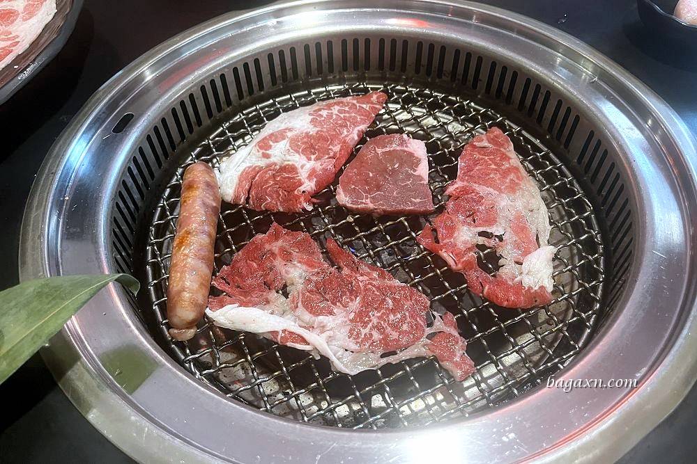 豐原燒烤│石頭日式炭火燒肉豐原館。副食選擇多，還有哈根達斯莫凡彼吃到飽