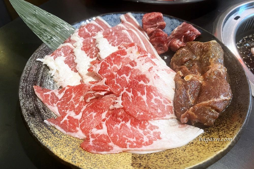 豐原燒烤│石頭日式炭火燒肉豐原館。副食選擇多，還有哈根達斯莫凡彼吃到飽