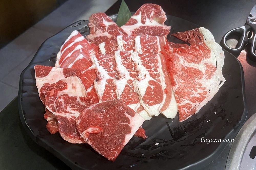 豐原燒烤│石頭日式炭火燒肉豐原館。副食選擇多，還有哈根達斯莫凡彼吃到飽