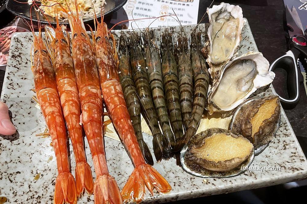 豐原燒烤│石頭日式炭火燒肉豐原館。副食選擇多，還有哈根達斯莫凡彼吃到飽