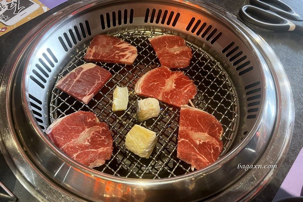豐原燒烤│石頭日式炭火燒肉豐原館。副食選擇多，還有哈根達斯莫凡彼吃到飽