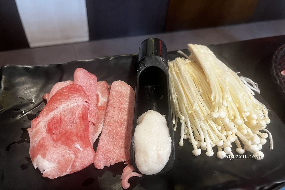 豐原燒烤│石頭日式炭火燒肉豐原館。副食選擇多，還有哈根達斯莫凡彼吃到飽