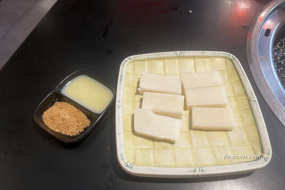 豐原燒烤│石頭日式炭火燒肉豐原館。副食選擇多，還有哈根達斯莫凡彼吃到飽