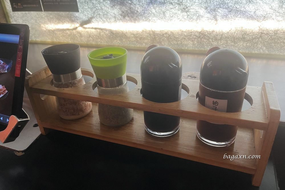 豐原燒烤│石頭日式炭火燒肉豐原館。副食選擇多，還有哈根達斯莫凡彼吃到飽