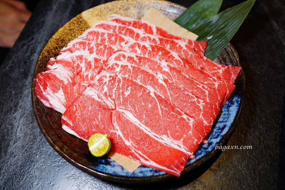 豐原燒肉│石頭日式炭火燒肉豐原館。2023改版新菜單，高品質肉類海鮮還有甜點櫃