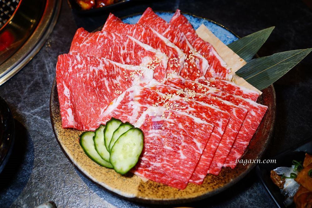 豐原燒肉│石頭日式炭火燒肉豐原館。2023改版新菜單，高品質肉類海鮮還有甜點櫃