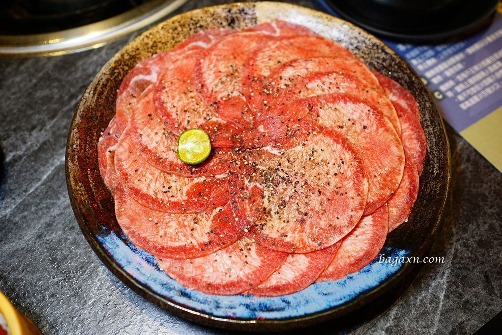 豐原燒肉│石頭日式炭火燒肉豐原館。2023改版新菜單，高品質肉類海鮮還有甜點櫃