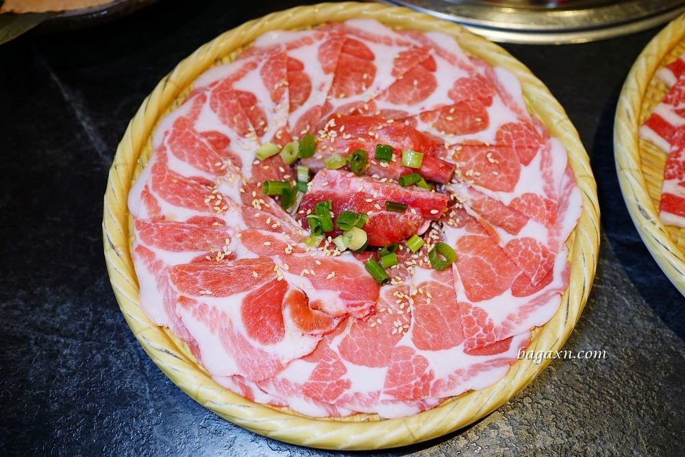 豐原燒肉│石頭日式炭火燒肉豐原館。2023改版新菜單，高品質肉類海鮮還有甜點櫃