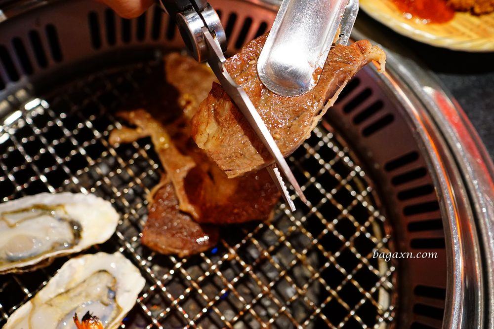 豐原燒肉│石頭日式炭火燒肉豐原館。2023改版新菜單，高品質肉類海鮮還有甜點櫃